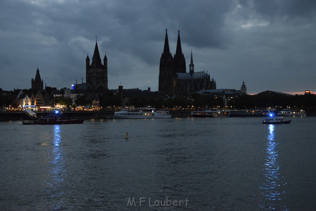 Hilfe Schiff Koeln Hoehe Kranhaeuser Schiff Rich Hafen Koeln Muelheim P11.JPG - Miklos Laubert